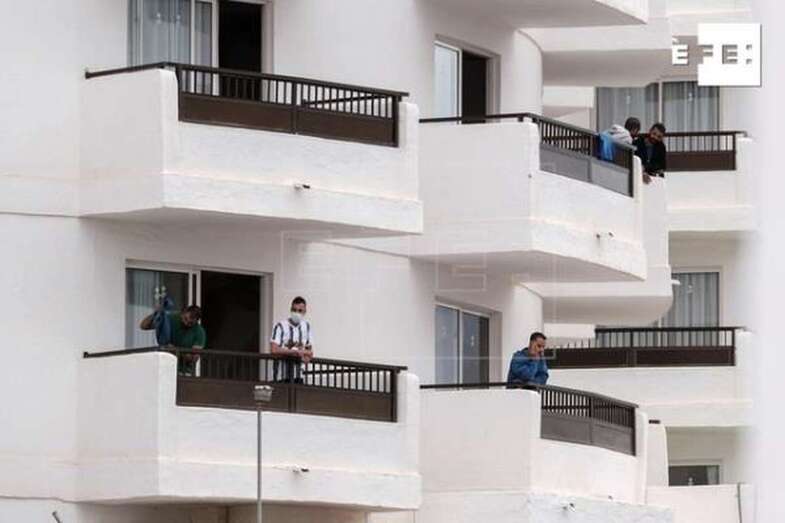 El jove fue hallado muerto en el Hotel Waikiki, en pleno centro de Playa del Inglés (Foto EFE / Ángel Medina G.)